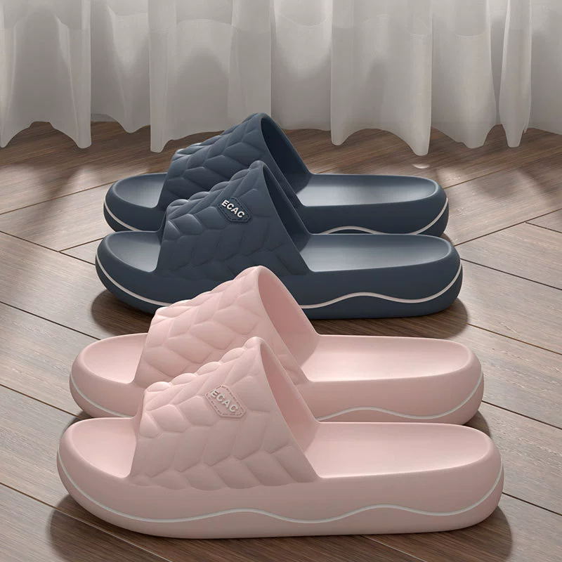 Вонючие тапочки мужчины летом носить дома в ванной комнате для купания противоскользящие EVA Толстое дно мокко холодные тапочки для женщин