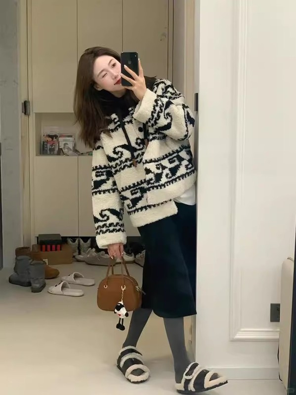 女性用のパターンコントラストカラーデザインのラムウールジャケット、中国風のフード付き、ゆったり、ベルベット、厚みがあり、小柄な人向けに暖かく保ちます。|undefined
