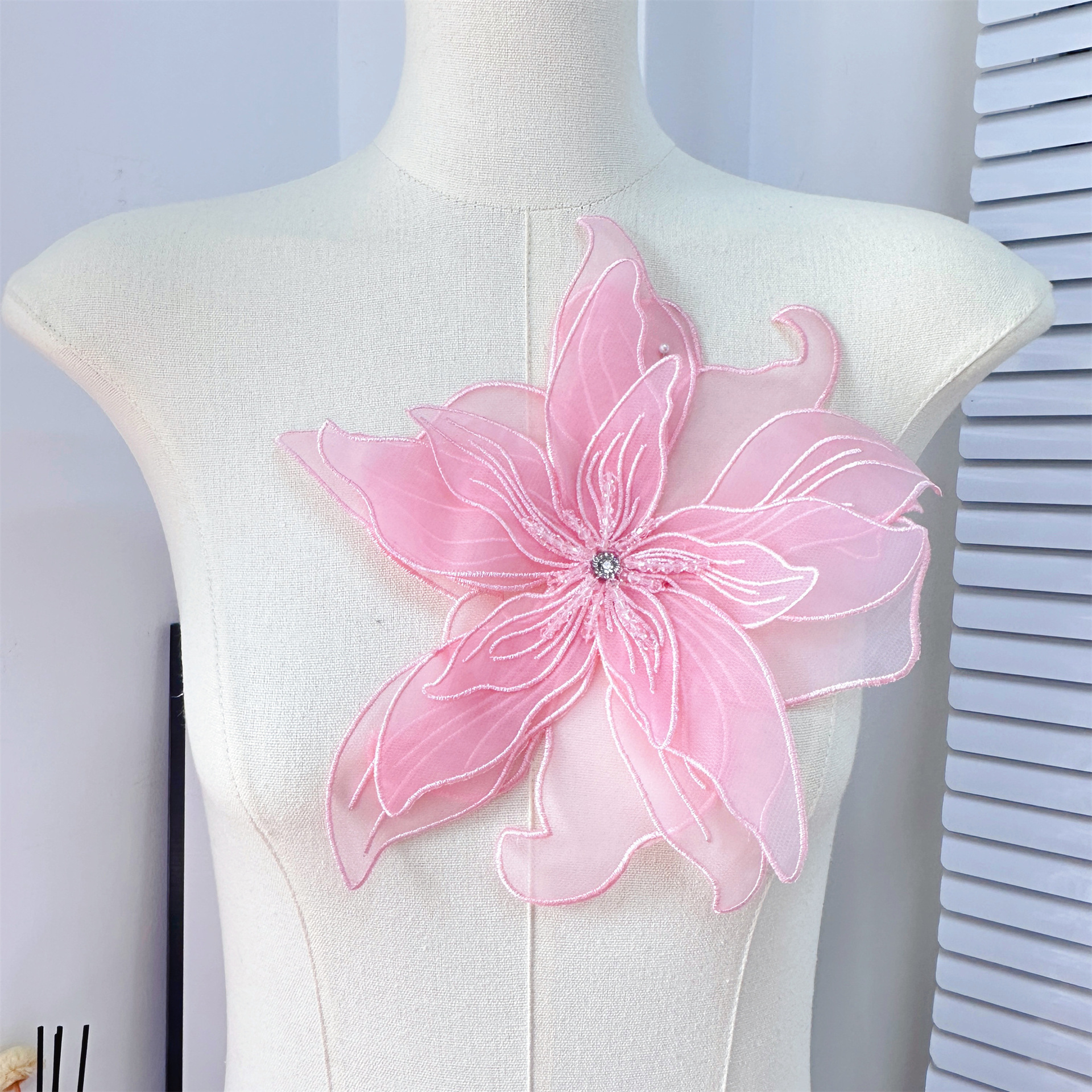 Parche de tela floral en blanco y negro con cuentas y múltiples capas de organza, muy vendido, con alfileres para diseño de vestidos y accesorios DIY. image 10