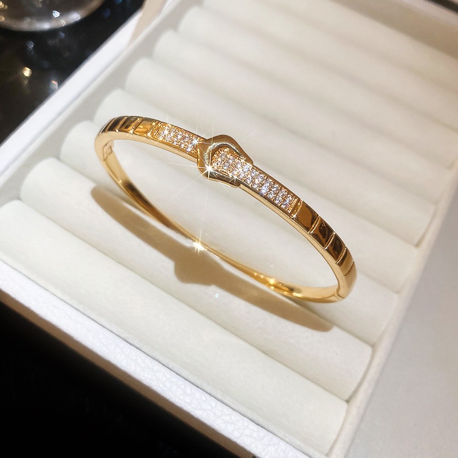 Pulsera Abierta con Letras Incrustadas de Diamantes y Baño de Oro Real, Pulsera Versátil de Nicho, Nuevo Modelo 2026, Joyería de Lujo Ligero de Alta Gama para Mujer