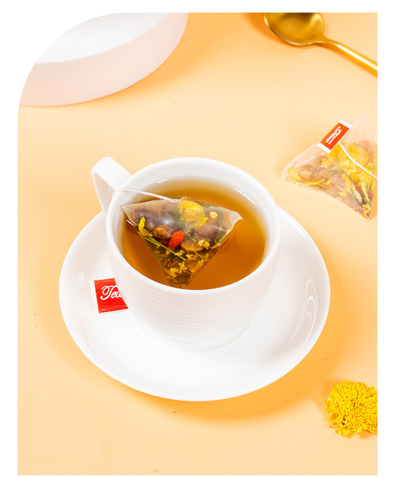 Shi Run Ji Chrysanthemum Cassia Seed Tea 100g Cold Brew Herbal Blend with Goji Berry and Honeysuckle in use