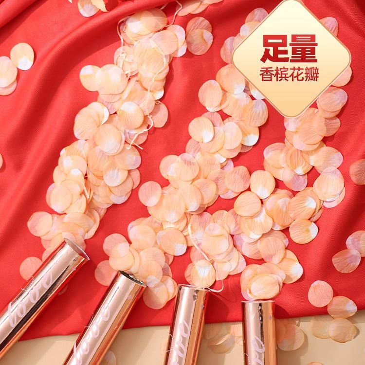 結婚祝いのシャンパンの花びらの礼砲をロックします。|undefined