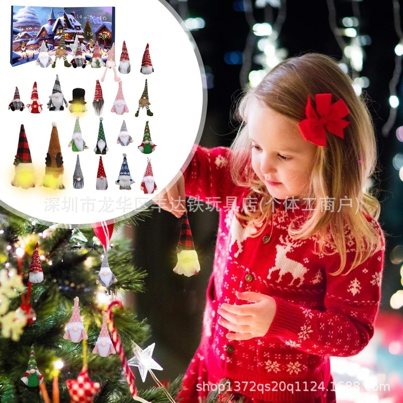 国境を越えたクリスマスクリスマスの小人がカレンダーに来た|undefined