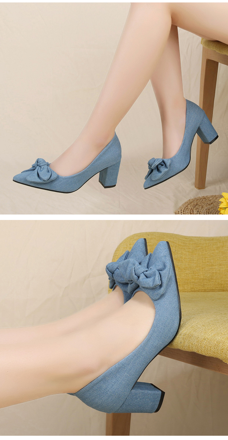 Elegante dames pumps met strik en blokhak van denim stof_voghion.com