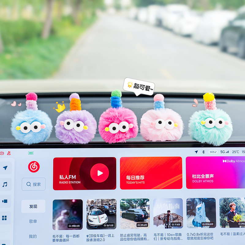 Decoración de pantalla de control central para automóviles Espejo retrovisor caricatura lindo peluche pequeño monstruo bola de pelo joyas de automóviles Decoración