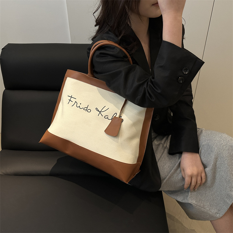 Casual retro alta sensación de bolsas portátiles de gran capacidad para mujeres 2025 nueva moda de color de viaje bolsas de mano