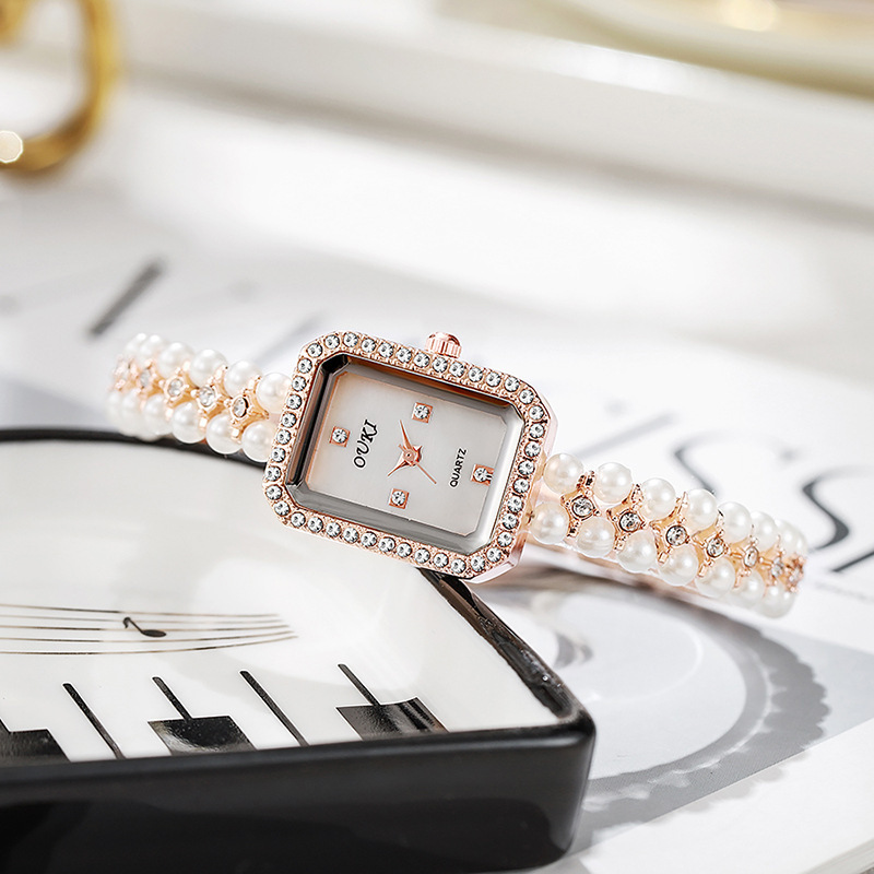 OUKI celebridad de Internet reloj de cadena de perlas medievales para mujer esfera de nácar pequeña fragancia con diamantes reloj de mujer plata