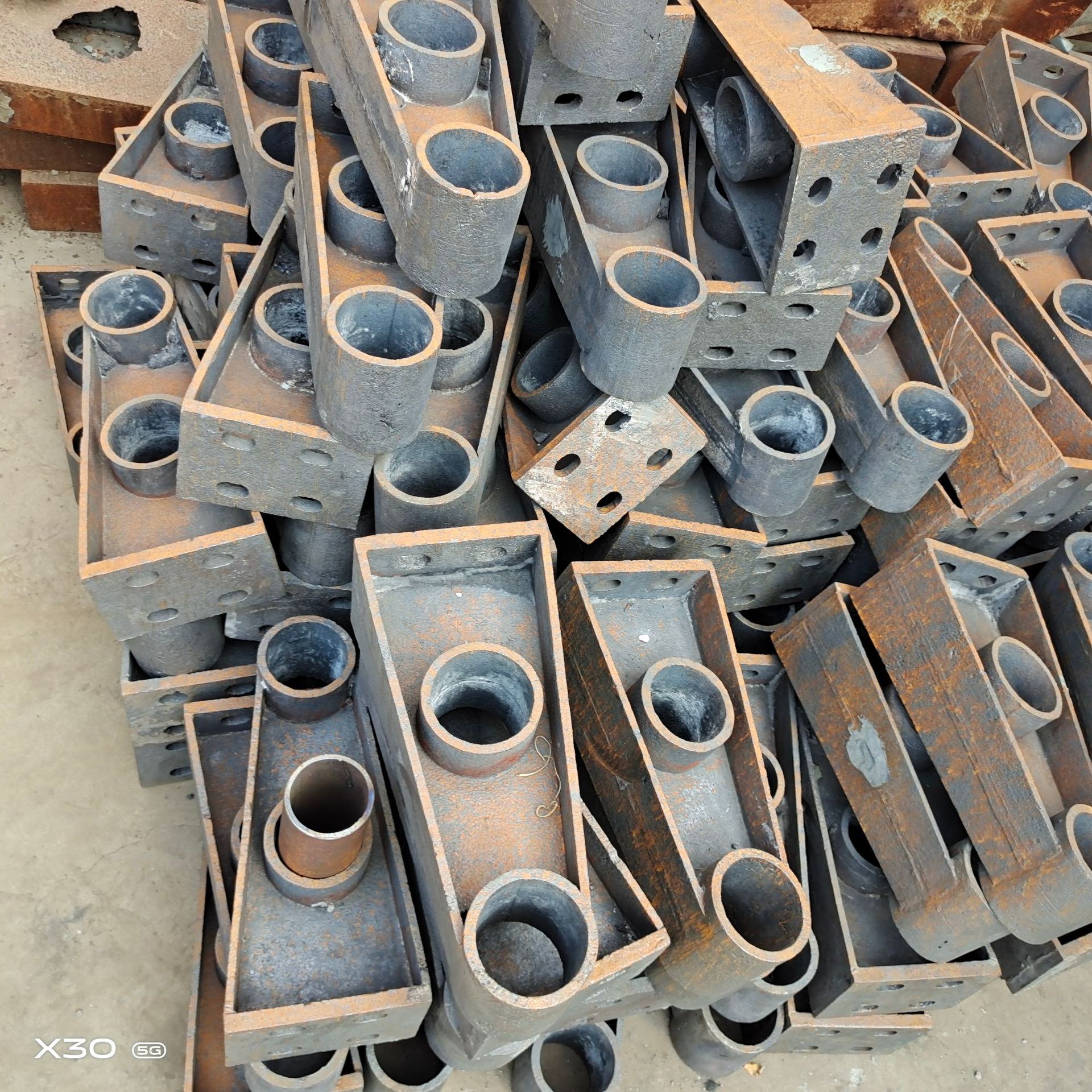 桥梁防撞护栏支架 预埋件牛角扶手 护栏支架销售 铸铁泄水管