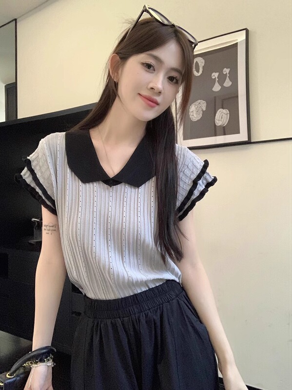 Gejiaショッピングモールの2025年夏デザインの女性用ニッチTシャツ、コントラストカラーのVネックショートフライングスリーブトップトレンディ|undefined
