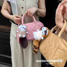小浣熊hellokitty黑皮包包挂件哈喽毛绒公仔KT猫大尾巴kitty饰品