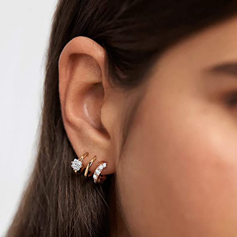 Europa y los Estados Unidos venden calientes transfronterizos de moda arco de tres garras pernos de diamante para orejas personales para mujeres
