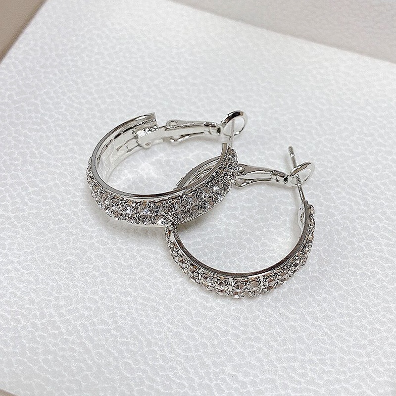Golden sophisticated elegant fashionable earrings