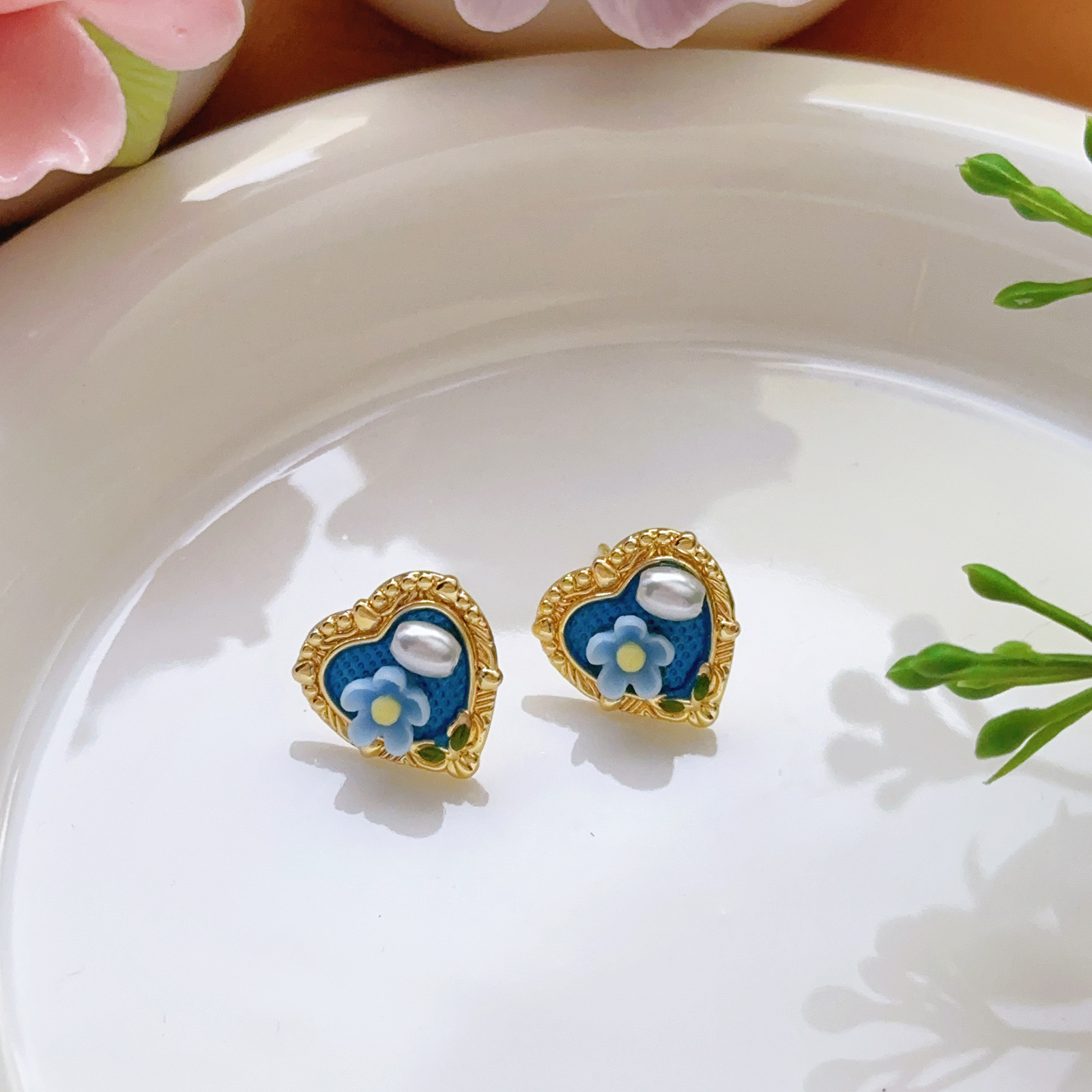 Pendientes de perlas Zhuji, temperamento blanco francés, pendientes antiguos, desplazamientos diarios, lujo ligero, joyería de orejas de alta gama al por mayor