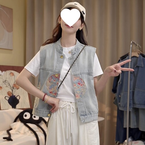 2026 new denim vest for women with small shoulders and horse clips, thin coat, short sleeveless vest.