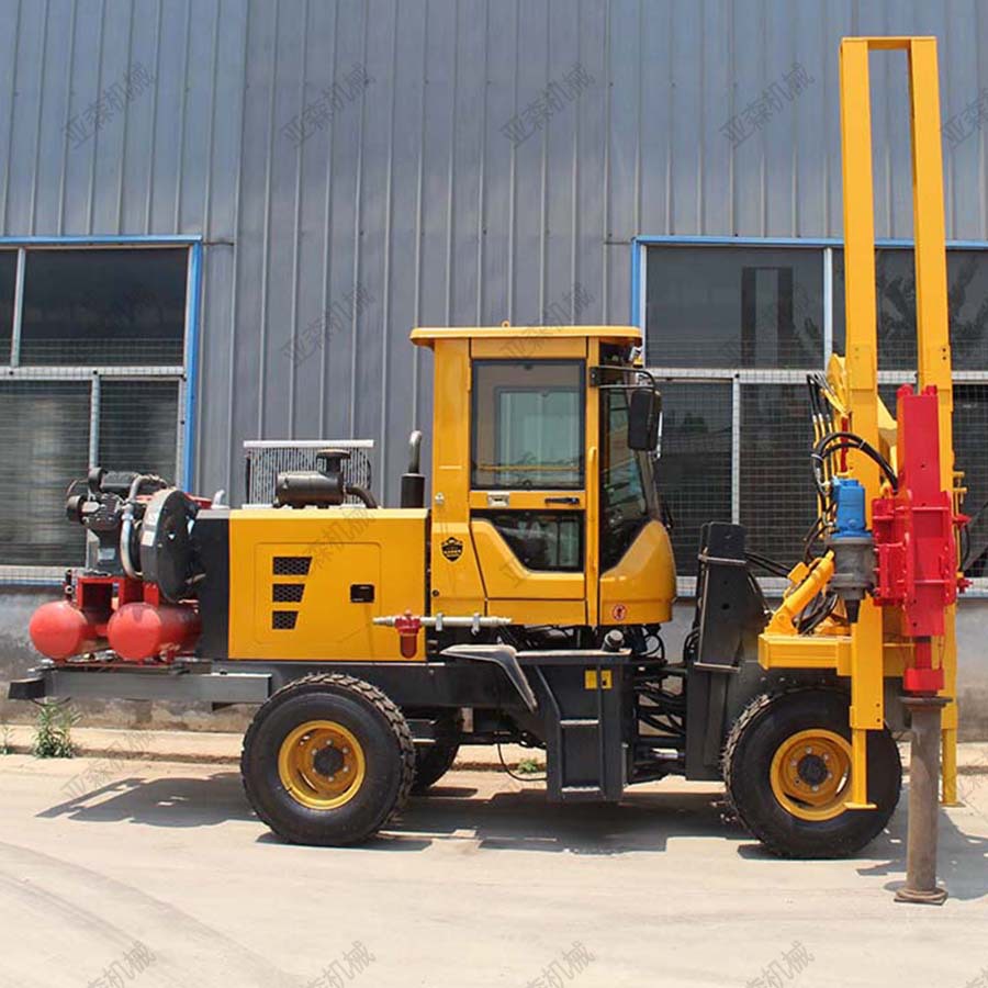 高速公路护栏打桩机液压小四轮压桩机装载式护栏打拔钻一体机
