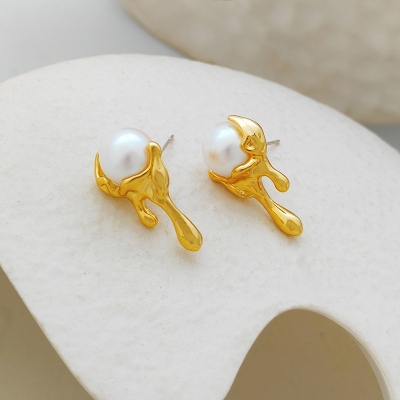 Simple Style Irregular Copper Plating Inlay Pearl Ear Studs 1 Pair