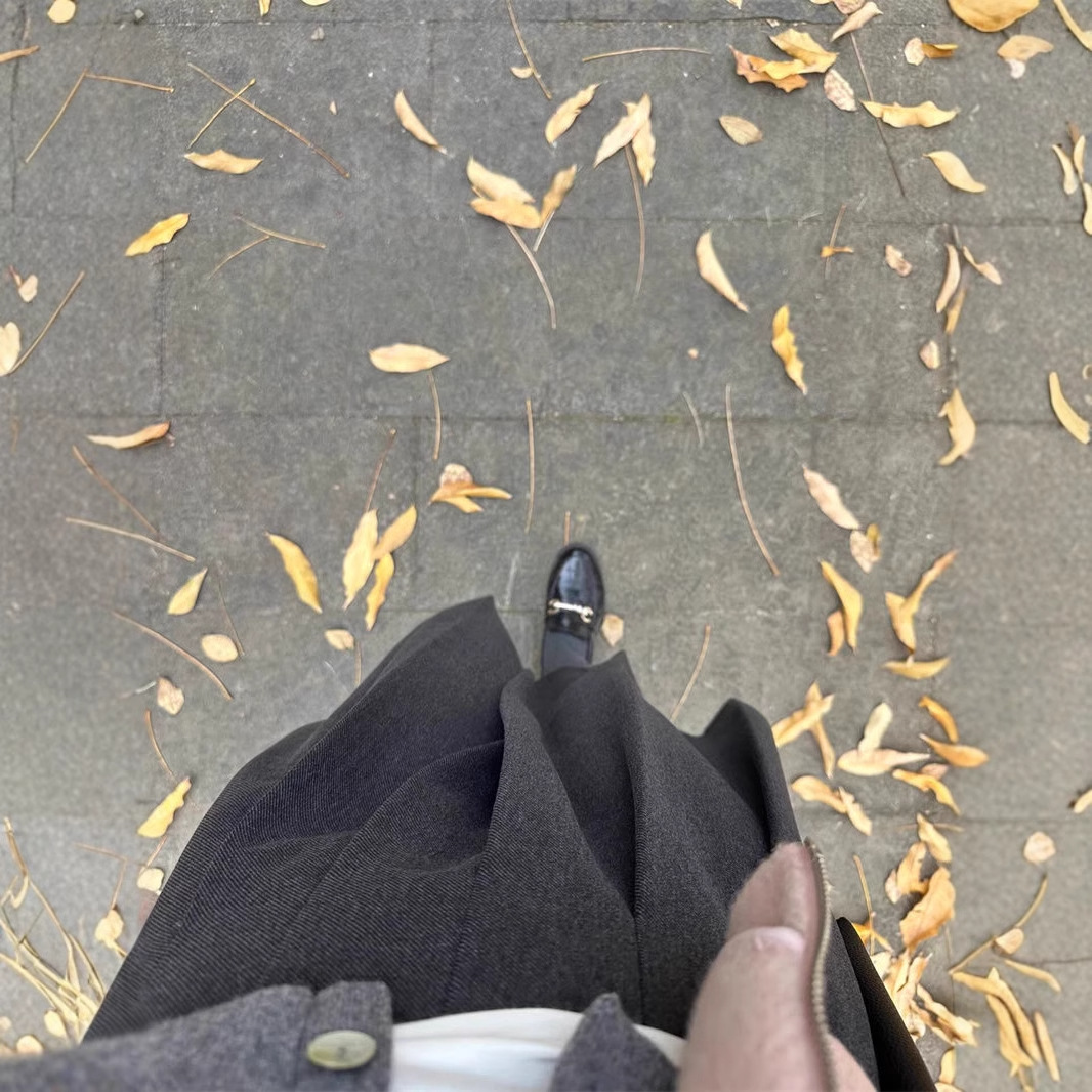 灰色の毛の半身のスカートの2024春と秋の女性のハイウエストのデザイン感の小さい衆の百パートナーのスカートの長いタイプのa字のスカートの女性