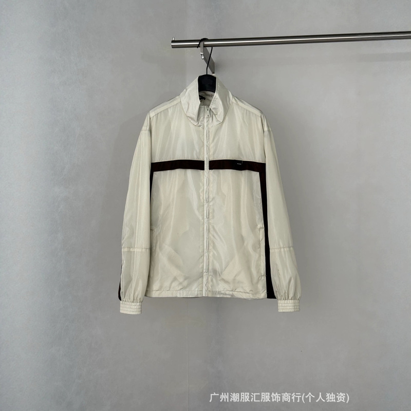 Correct version of color-blocked stand-up collar windproof jacket for men, with contrasting horizontal stripes, loose fit, lightweight, suitable for commuting and casual wear, with zipper closure Correct version of color-blocked stand-up collar windproof jacket for men, with contrasting horizontal stripes, loose fit, lightweight, suitable for commuting and casual wear, with zipper closure