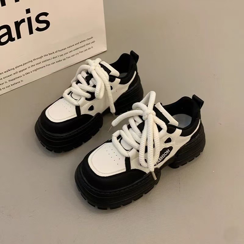 Zapatos de suela gruesa originales de nicho para mujeres primavera de 2025 nuevos zapatos blancos de estilo universal zapatos deportivos casuales coreanos