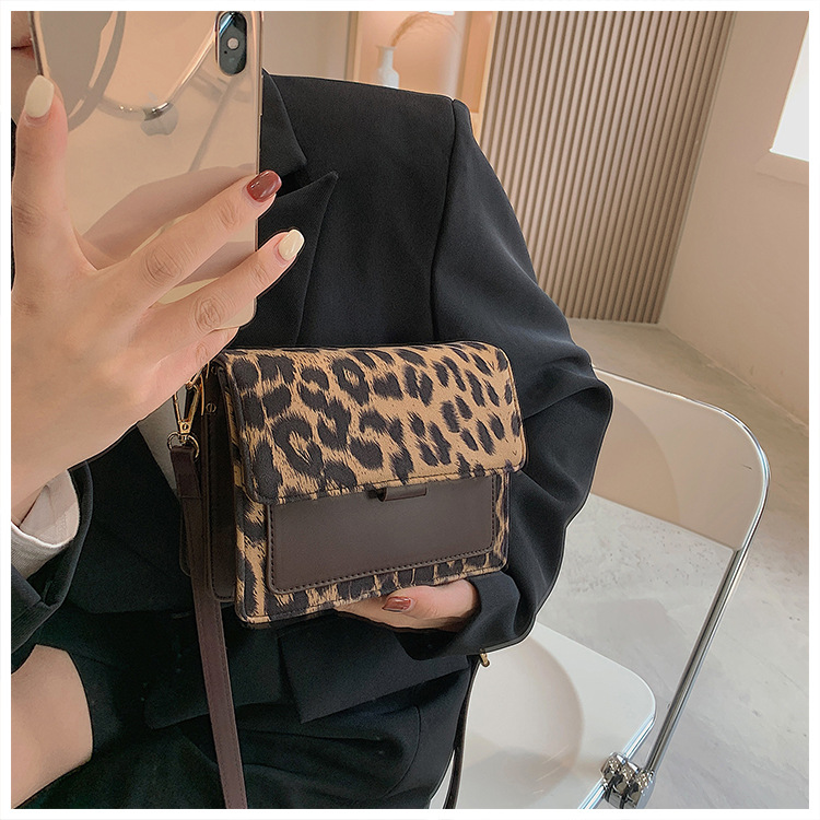 Fashion Retro Leopard Print Contrast Color Shoulder Messenger Bag Wholesale Nihaojewelry display picture 7