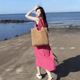 2025年夏日新款设计感新款树莓粉显白减龄褶皱削肩无袖连衣裙子女
