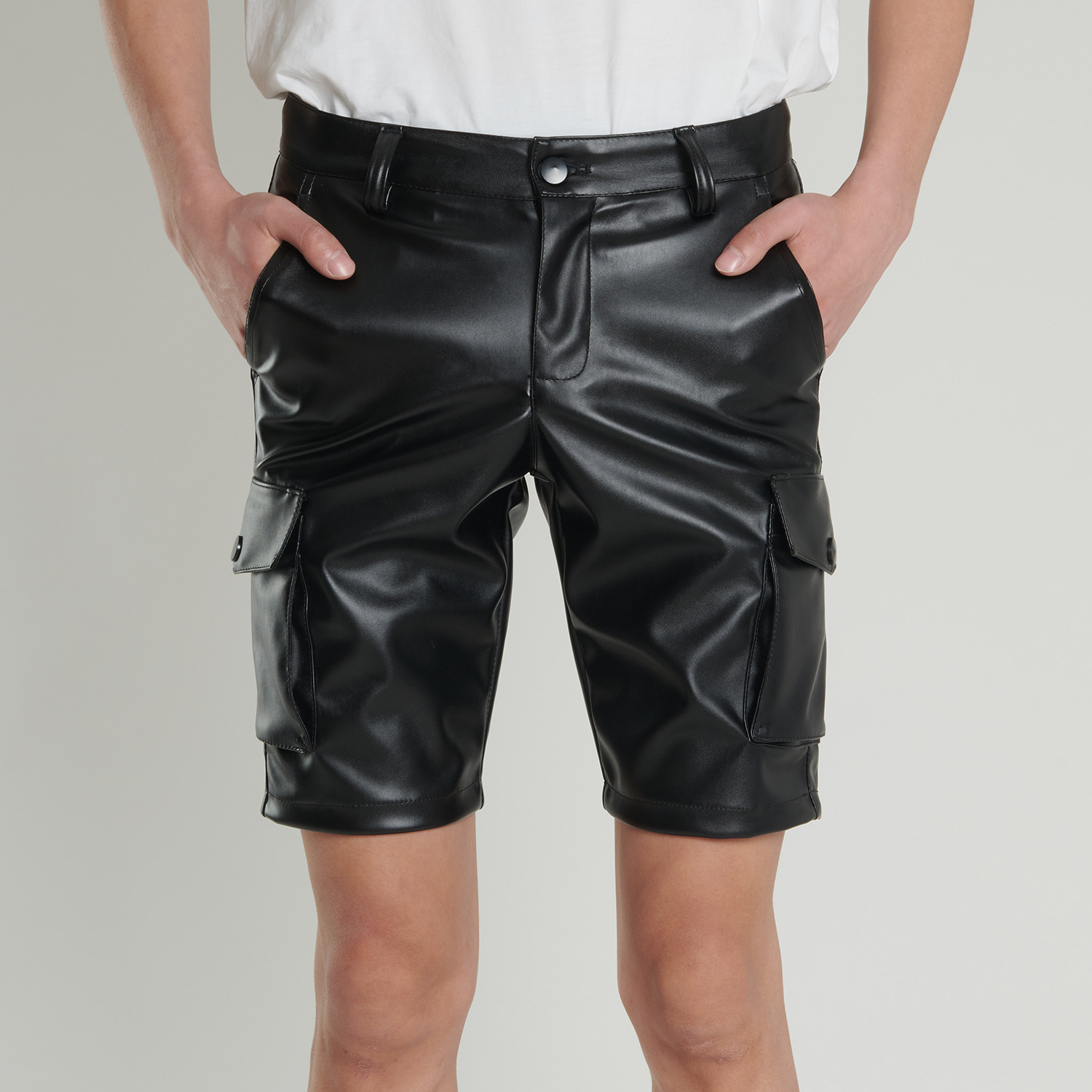 Pantalones de cuero transfronterizos delgados de verano para hombres jóvenes y de mediana edad estiran pantalones de cuero negro blanco pantalones cortos de moda para hombres