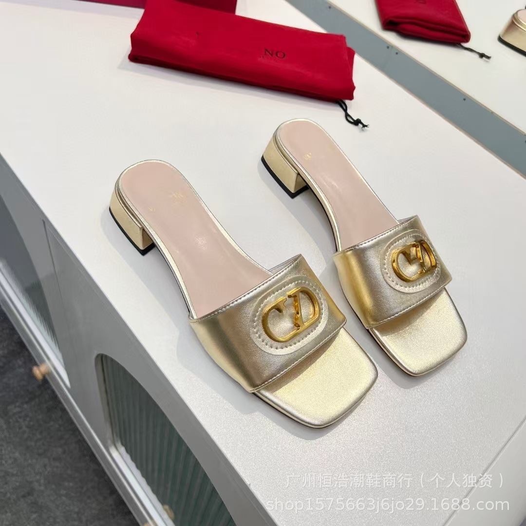 Alta versión 2025V casa de tacón bajo punta cuadrada punta abierta zapatillas clásicas de mujer con hebilla en V zapatillas de mujer de cuero exterior zapatillas de mujer