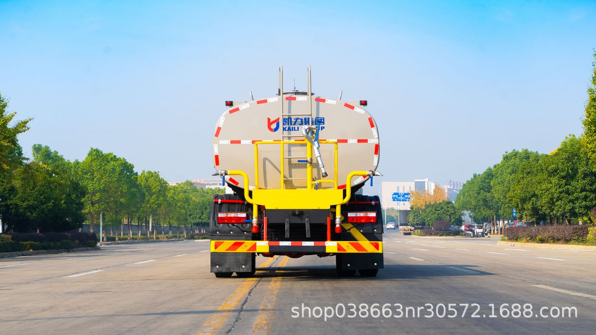 Dongfeng F9 Sprinkler Truck 12 Tons Direct Sales from Manufacturer for Greening, Dust Suppression on Construction Sites, Road Washing, and Sprinkling