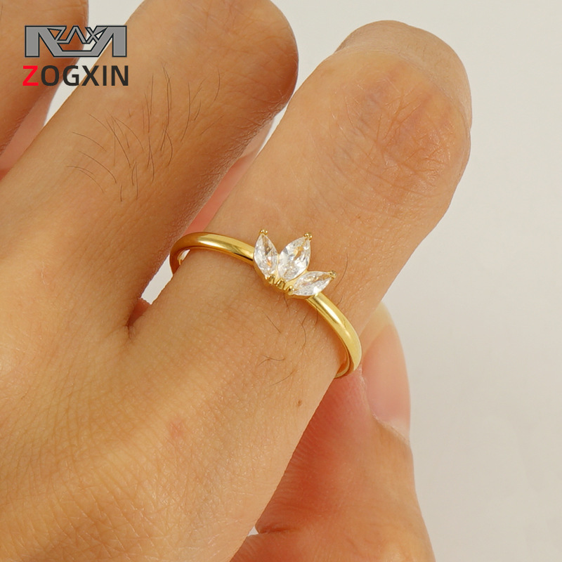 Nueva frontera de acero inoxidable con incrustaciones de circón anillo de la hoja de arce Moda europea y americana de las mujeres del todo-fósforo de acero de titanio anillo de lujo ligero al por mayor