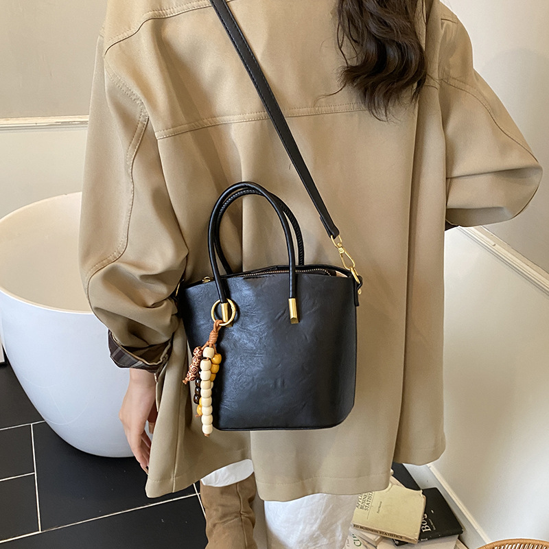 Bolsa de mano de textura retro de gran capacidad para mujeres otoño y invierno 2025 nuevo tipo de mochila de transporte público bolsa de hombro universal