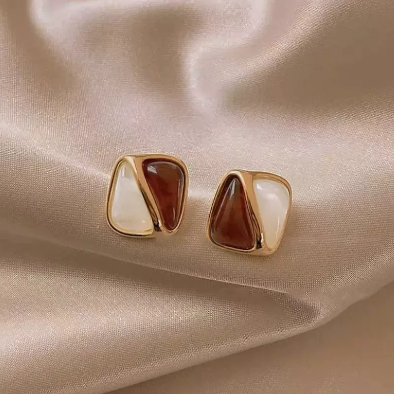 Серьги асимметричные жемчужины, демисезонное украшение, простой и элегантный дизайн, европейский стиль, стиль легкой роскоши, высокий качество, оптом