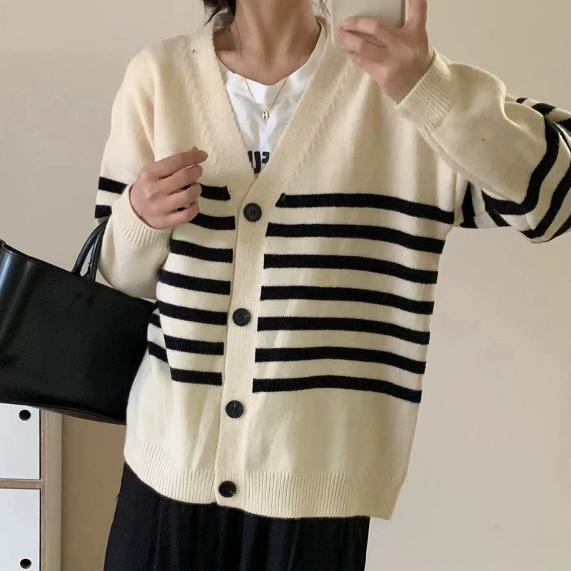 Ретро контрастный цвет полосатый трикотажный пальто с длинными рукавами осень-зима 2024 новый внешний V-образный вырез однобортный свитер кардиган
