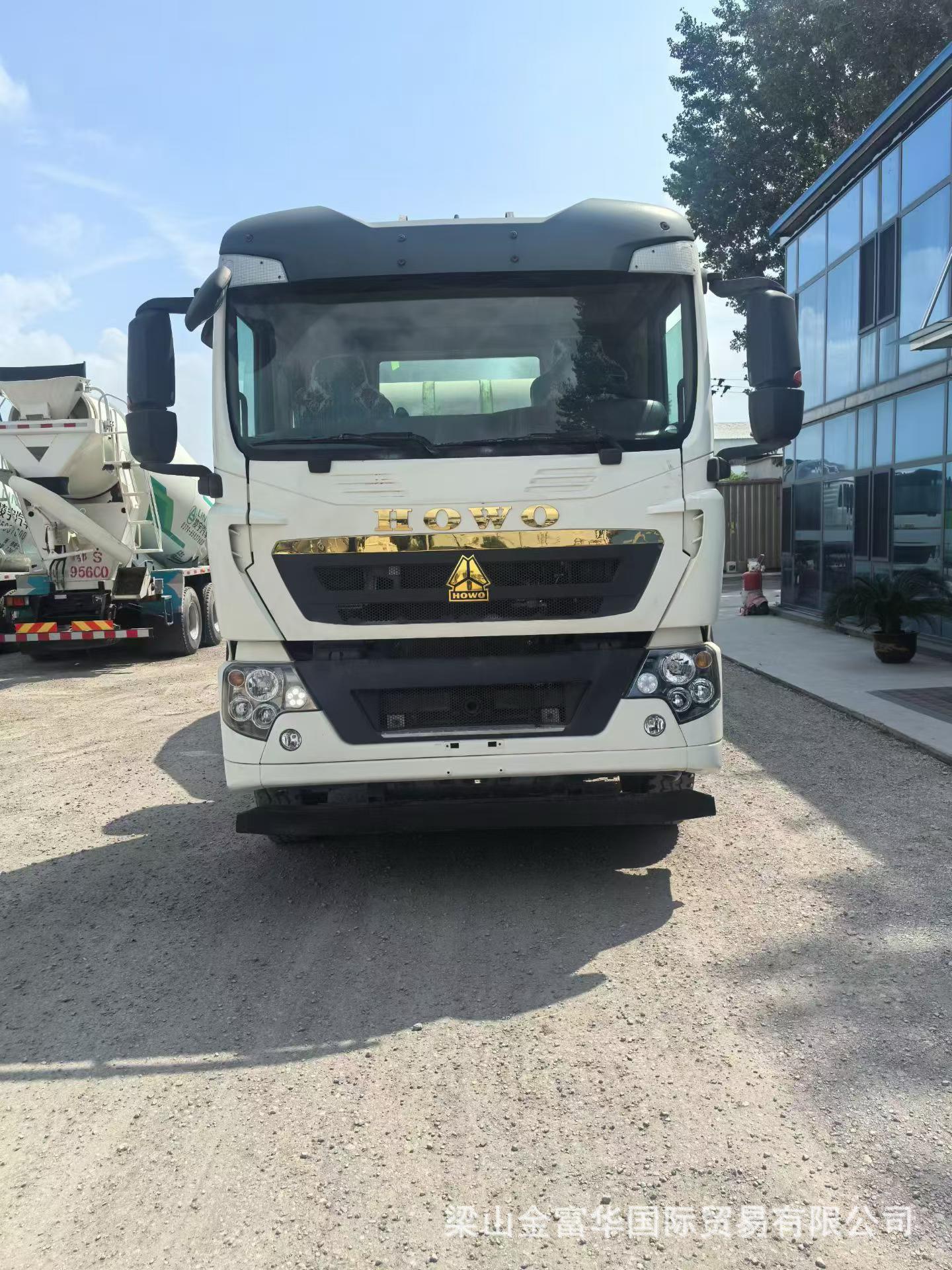 12-cubic-meter HOWO Zoomlion concrete mixer truck, front four and rear eight-wheel Sinotruk HOWO cement mixer tank truck, export model