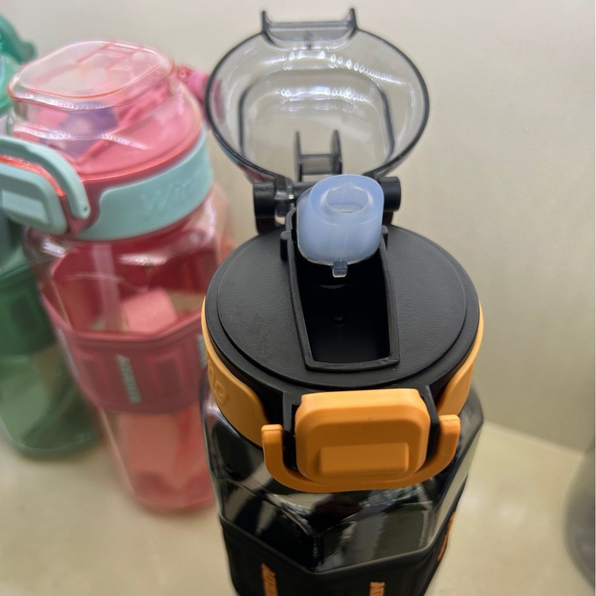 Taza de agua pequeña estilo ins para verano, plástico de alto valor, anillo para levantar, para beber directamente, taza deportiva de ocio para estudiantes.