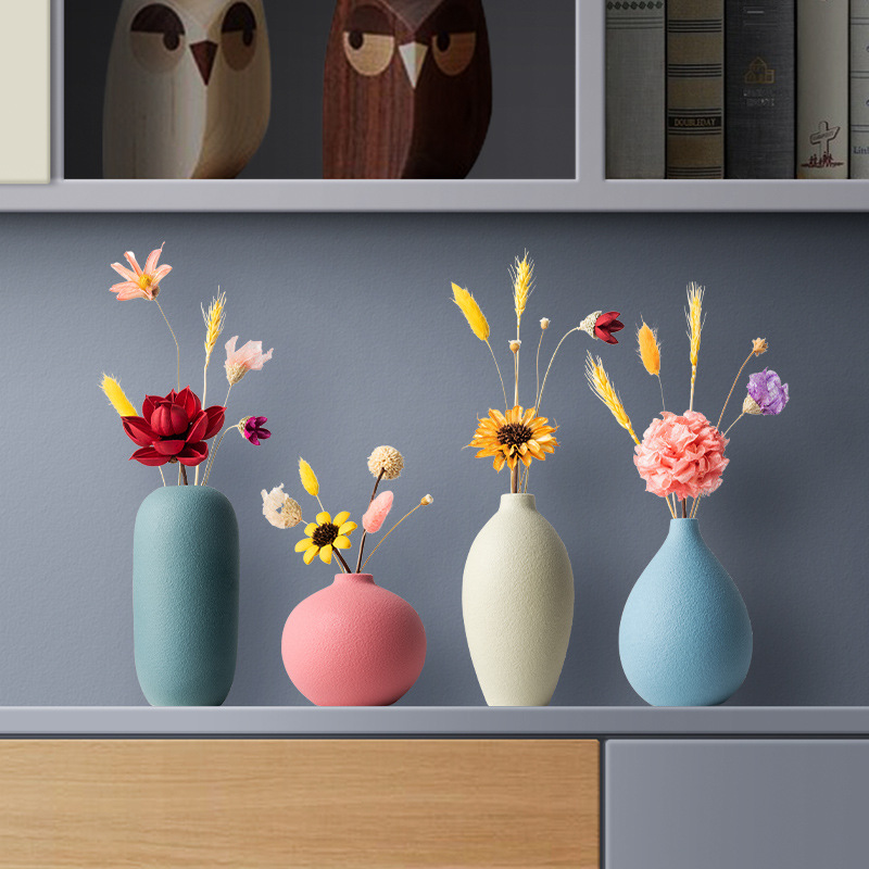 北欧のマカロンの手作りの陶磁器の小さい花瓶は家庭の工芸品を飾って客間の生け花の乾いた花を飾って飾ります。