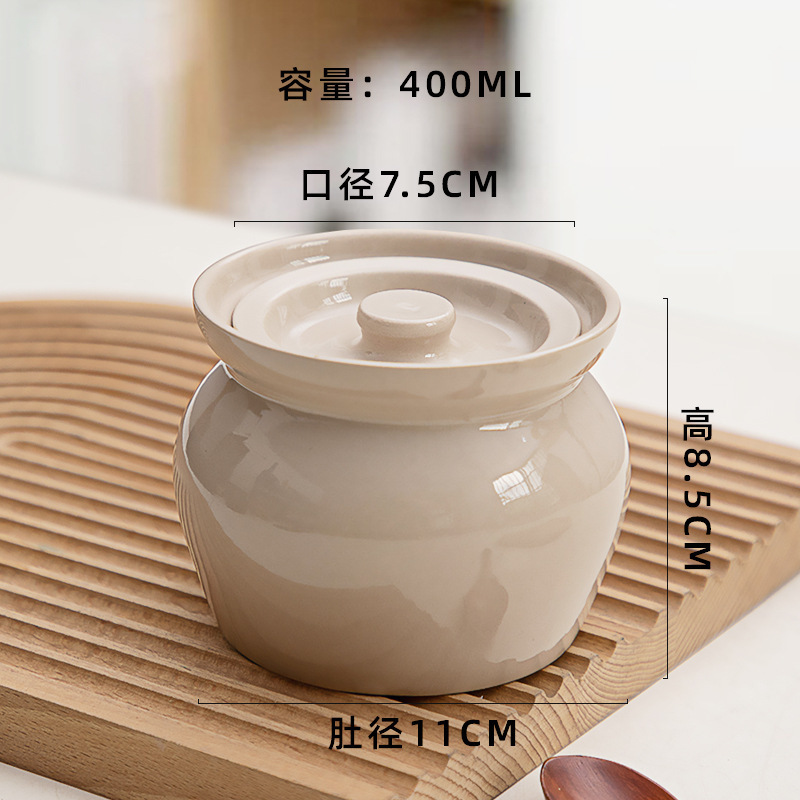 陶磁器の煮物の杯の瓦の缶は水を隔てて一人で蒸し卵の缶を食べます。|undefined