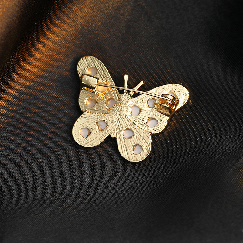 Korean Style Camellia Resin Brooch With Rhinestones And Feathers_voghion.com