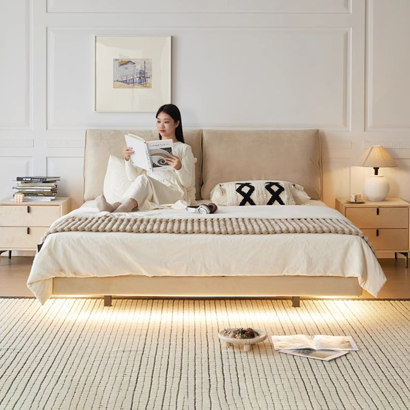 Cama de tela flotante con orejas de elefante de viento de crema moderna y simple, cama doble de pies altos con lados de 1.8 m, cama principal de matrimonio.