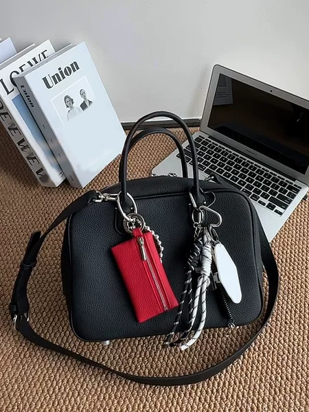 Large Capacity Tote Bag Women's 2025 New High-end Sense Retro Commuter Portable Crossbody Bowling Boston Bag
