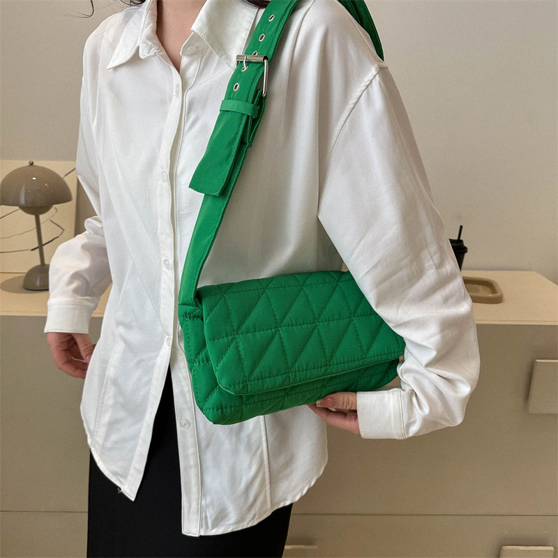 2023 primavera y otoño nuevo rombo bolsa calle moda crossbody abajo bolsa esponja tejida suave superficie almohada bolsa