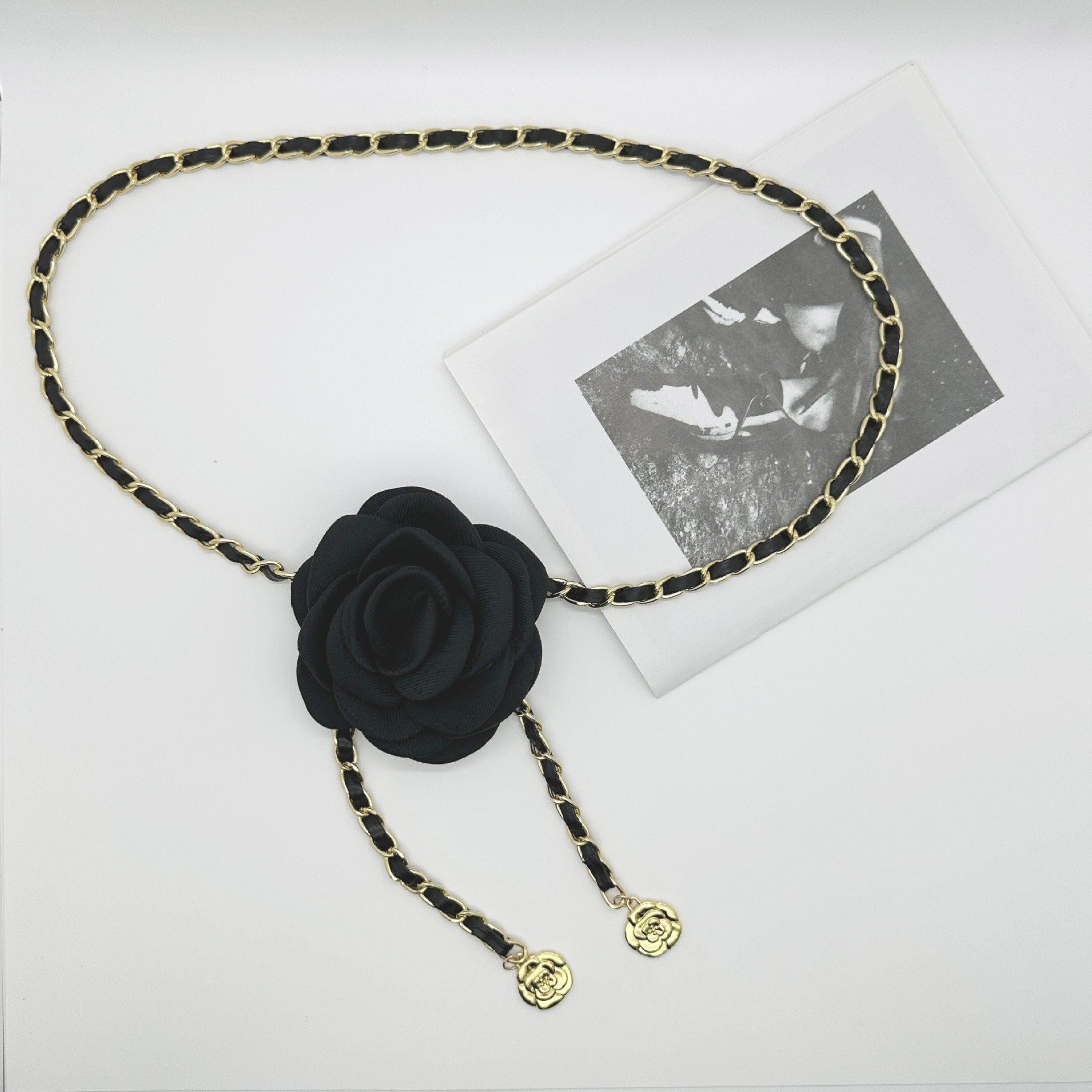 Flor negra estilo camelia (imitación Oro)