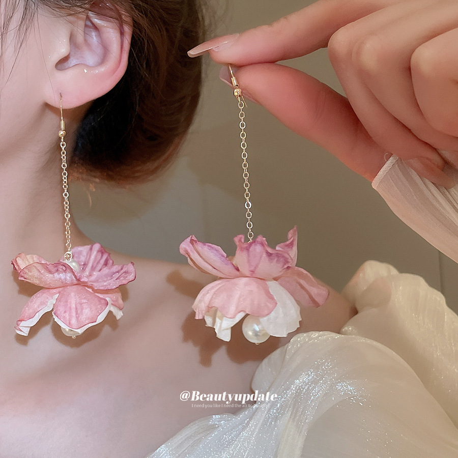 Pendientes de borla de perlas de flores de tela, lujo ligero, estilo de vacaciones junto al mar, diseño único, pendiente de gancho para la oreja, mujer