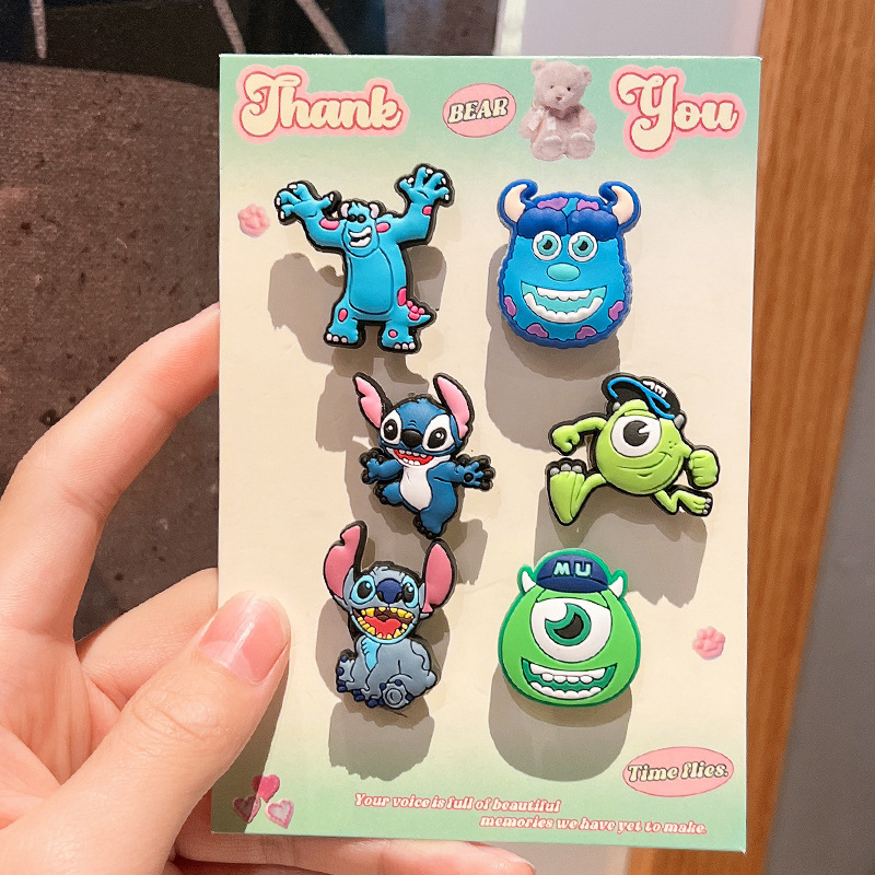 新しい漫画の赤いハローキティの靴の花、かわいくて見栄えの良いミニオンの取り外し可能な下駄の靴の花の靴のバックル|undefined
