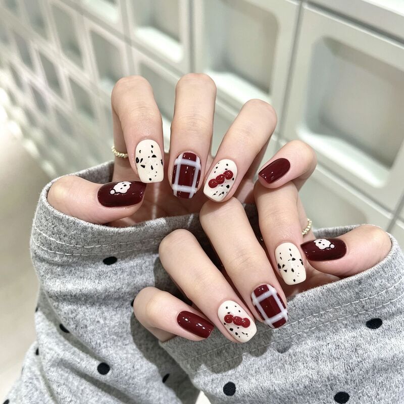 New autumn/winter nail art designs: cute puppy patterns, sugar cube grids, and gourd motifs for a New Year look. Short, wearable nail tips available for wholesale
