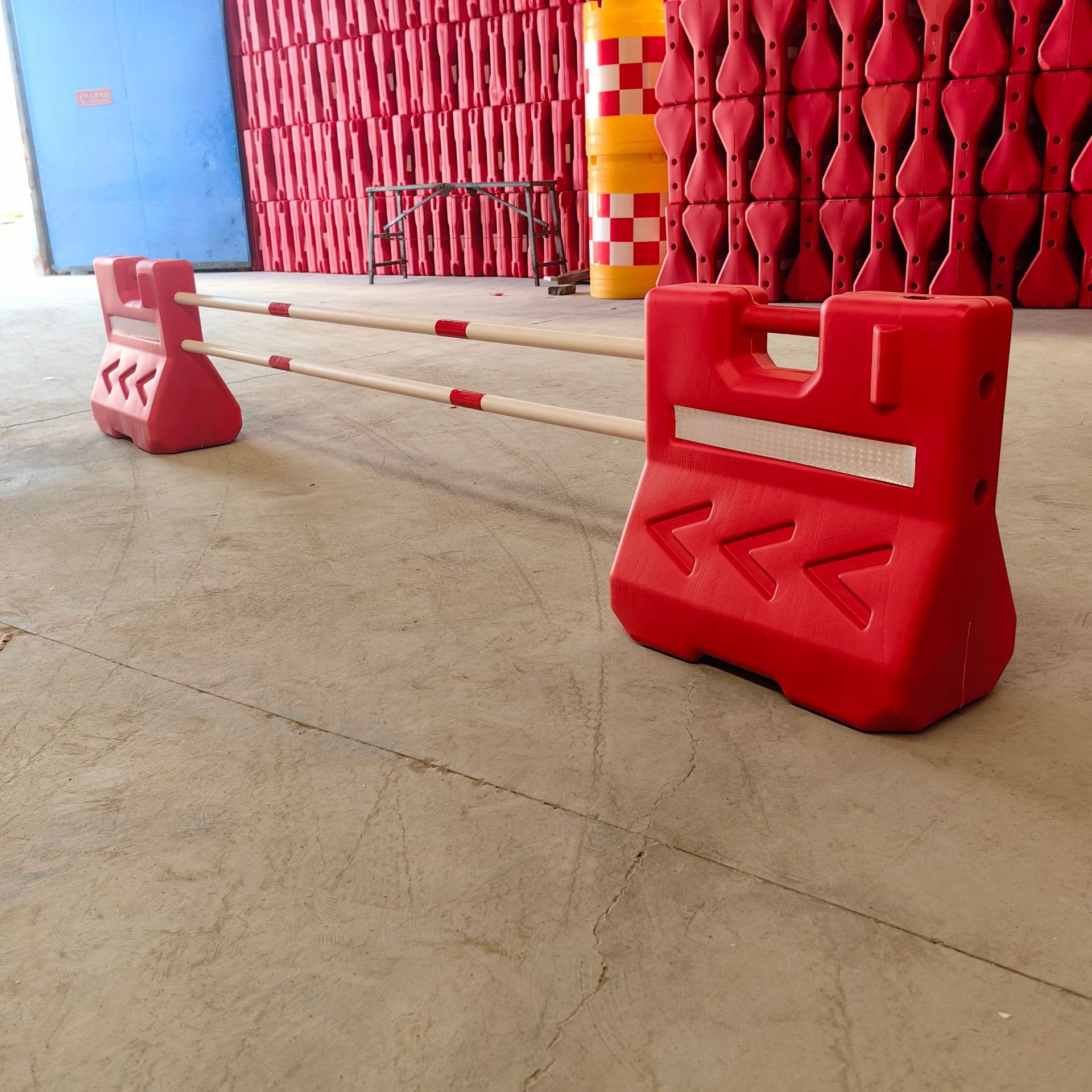 手提小水马隔离墩箭头水马防撞桶注水灌砂塑料红色方形提手式水马