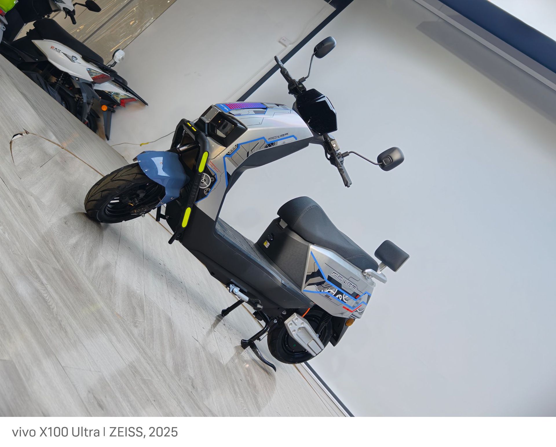 Cross-Border Export of Cangqiong Electric Motorcycles, Commuter Electric Scooters, Electric Vehicles with Long Range and High Power for Delivery Services