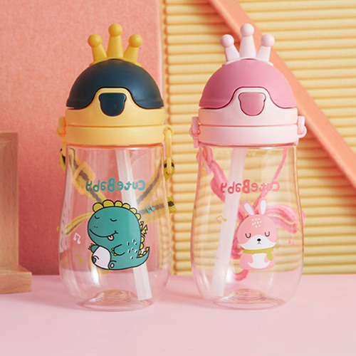 New model strap water bottle for children, cute cartoon crown straw cup, portable outdoor water cup, biting learning to drink cup