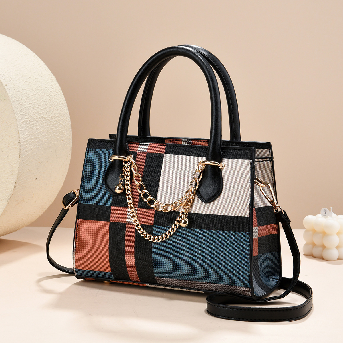 2026 nuevo bolso a cuadrillas de estilo universal mujer alta sensación de transporte de gran capacidad de fábrica de mochila de hombro.