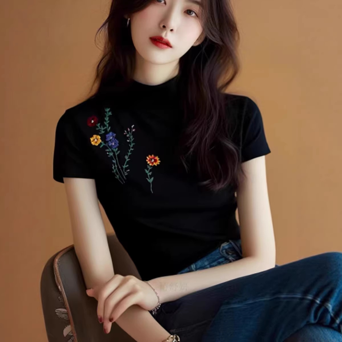 Áo thun nữ cổ tròn thêu nơ bướm, chất liệu lụa mỏng mát, dáng rộng suông — màu đen chi tiết 1