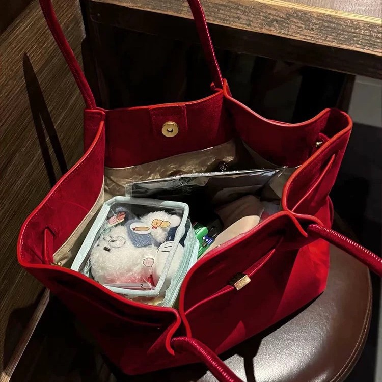 Bolsos de albóndigas de gran capacidad de muntjac rojo estilo femenino 2025 nuevo sentido de alta gama bolsos de bodas de novia de otoño e invierno